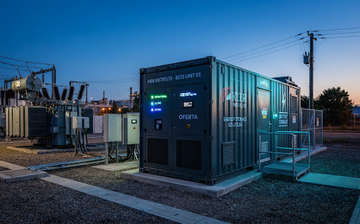 Kontenerowy przemysłowy magazyn energii BESS przy stacji transformatorowej