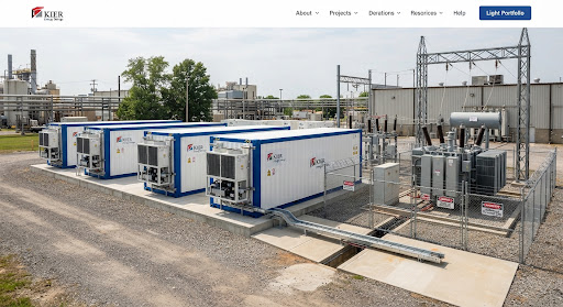 Przemysłowy magazyn energii BESS przy stacji transformatorowej